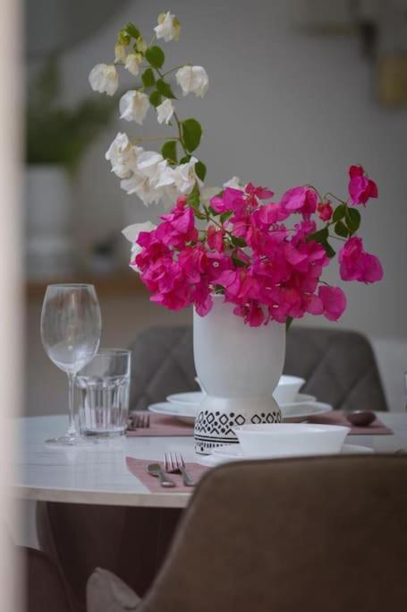 Pame Rentals - Cozy Glyfada Stay With Free Parking Athena Bagian luar foto